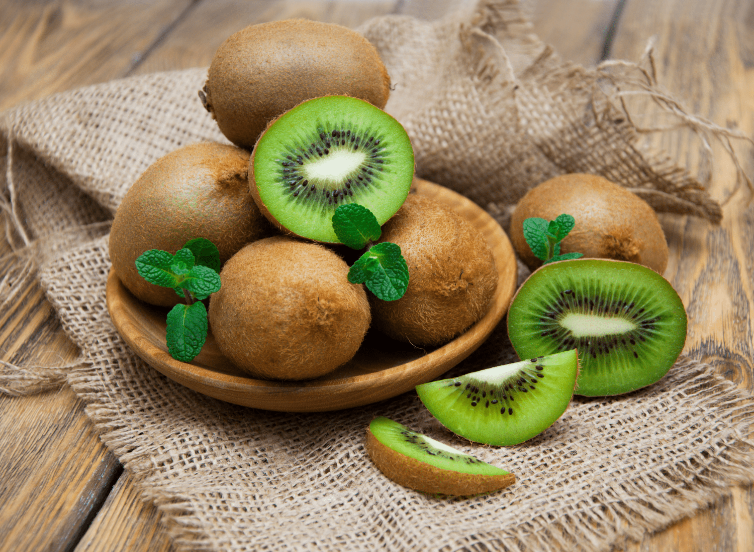 Kiwi chứa nhiều vitamin trong đó có hàm lượng lớn canxi
